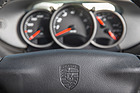 Porsche Boxster (1997) - eingeprägtes Porsche-Zeichen im Lenkrad