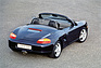Porsche Boxster (2000) - das Heck war weniger knackig als bei der Studie von 1993 (© Porsche AG, 2000) Porsche Boxster (2000) - das Heck war weniger knackig als bei der Studie von 1993 (© Porsche AG, 2000)