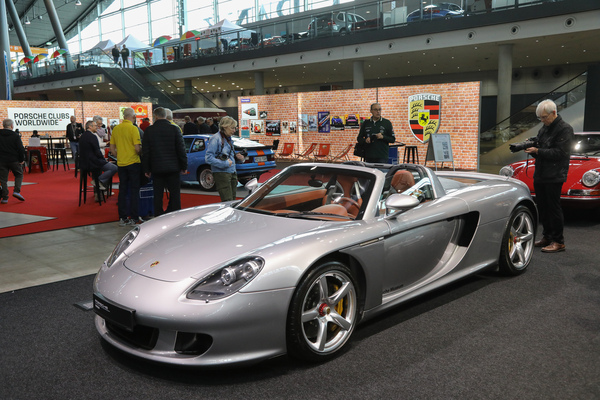 Porsche Carrera GT (2003) - 1380 kg, 612 PS, 330 km/h, 3,9 s von 0 auf 100 km/h - gesehen auf dem Porsche-Stand - 24. Retro Classics 2025