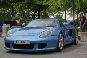 Porsche Carrera GT (2004) in ebenso schönem wie ungewöhnlichem Blaumetallic – Swiss Classic World Luzern 2022