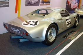 Porsche Carrera GTS (1964) – in der Ausstellung "Porsche Driven by Dreams"