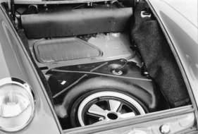 Porsche Carrera RS (1973) - Kofferraum und Ersatzrad Porsche Carrera RS (1973) - Kofferraum und Ersatzrad