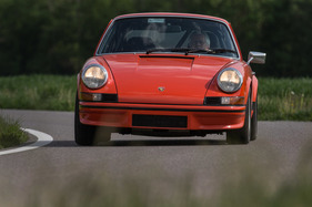 Porsche Carrera RS (1973) - umrundet Kurven mit geringer Seitenneigung