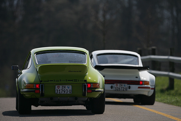 Porsche Carrera RS 2.7 (1973) - beim Bremsen war der 3.0 RS (vorne fahrend) seinem Vorgänger überlegen, dank der Bremsen aus dem 917/10