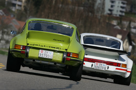 Porsche Carrera RS 2.7 (1973) - der RS 3.0 von 1974 (vorne fahrend) war runde 6 cm breiter als der RS 2.7