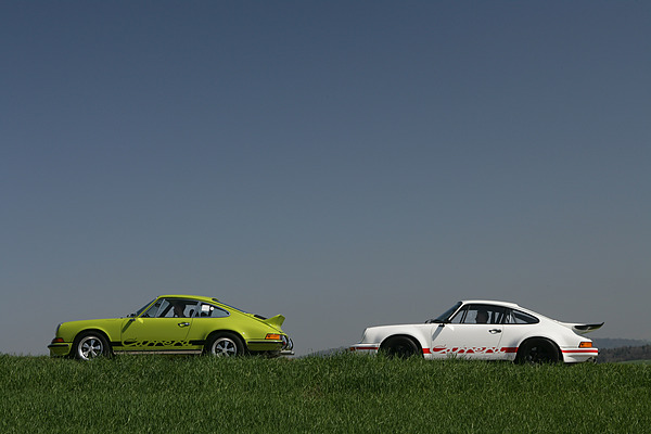 Porsche Carrera RS 2.7 (1973) - gut erkennbar die verschiedenen Flügeldimensionen, rechts der Porsche Carrera RS 3.0 (1974)