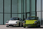 Porsche Carrera RS 2.7 (1973) - rechts eine alltagstaugliche Touring-Version, links ein Porsche Carrera RS 3.0 (1974), ein nur knapp gezähmter Rennsportwagen