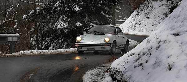 Porsche Carrera am dritten "Auf Schnee und Eis" - noch geht es auf Asphalt vorwärts