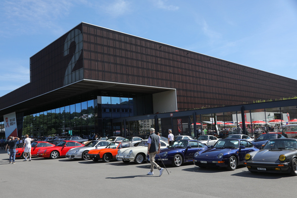 Bild: Porsche-Club vor den Messehallen - Swiss Classic World 2025