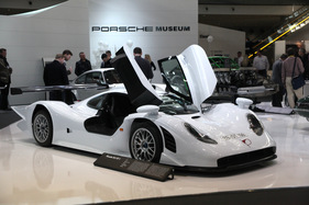 Porsche GT1 (1997) - atemberaubende Strassenausführung des erfolgreichen Rennwagens - auf dem Porsche-Stand - an der Retro Classics Stuttgart 2013