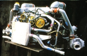 Porsche GT1 (1998) – Der 3,2-Liter-Motor des GT1 98 galt als zuverlässige Konstante – hier unter den Turbolader-Rohren. Seine Leistung lag bei 550 PS bei 7200/min