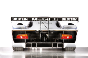 Porsche GT1 (1998) – Der Porsche 911 GT1 98 rettete 1998 mit seinem Sieg in Le Mans, gefahren von Aiello, McNish und Ortelli, den Tag für das Porsche-Team. Er gehört zu den Glanzstücken der Ausstellung im Porsche-Museum