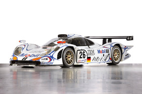 Porsche GT1 (1998) – Der Porsche 911 GT1 98 rettete 1998 mit seinem Sieg in Le Mans, gefahren von Aiello, McNish und Ortelli, den Tag für das Porsche-Team. Er gehört zu den Glanzstücken der Ausstellung im Porsche-Museum