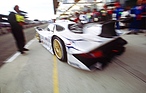 Porsche GT1 (1998) – Die Heckansicht beim Boxenausgang des zweitplatzierten Wagens mit der Nummer 25 lieferte dem Fotografen ein eindrucksvolles Bild