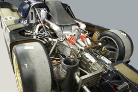 Porsche GT1 (1998) – Horst Reitter setzte bei seinem Chassis-Entwurf für den 911 GT1 98 auf Carbon bis zur Feuerschutzwand, dahinter folgte das Kurbelgehäuse des 3,2-Liter-Motors mit tragenden Rohren Porsche GT1 (1998) – Horst Reitter setzte bei seinem Chassis-Entwurf für den 911 GT1 98 auf Carbon bis zur Feuerschutzwand, dahinter folgte das Kurbelgehäuse des 3,2-Liter-Motors mit tragenden Rohren