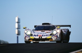 Porsche GT1 (1998) – In der Abenddämmerung von Le Mans blickte der Porsche mit der Startnummer 25 von Jörg Müller, Uwe Alzen und Bob Wollek der untergehenden Sonne entgegen. Sie sollten Zweiter werden