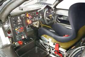 Porsche GT1 (1998) – Mit dem Schalthebel auf der rechten Seite war der Rest des 911-GT1-98-Cockpits eine imposante Wand aus Schaltern, Warnlampen und Sicherungsautomaten