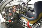 Porsche GT1 (1998) – Mit dem Schalthebel auf der rechten Seite war der Rest des 911-GT1-98-Cockpits eine imposante Wand aus Schaltern, Warnlampen und Sicherungsautomaten