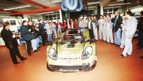 Porsche GT1 (1998) – Nach Fertigstellung von Chassis 001 gönnte sich das Team eine Pause. Designer Tony Hatter steht ganz links