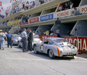 Bild Porsche GTL Carrera Abarth (1962) - an den Boxen von Le Mans im Jahr 1962