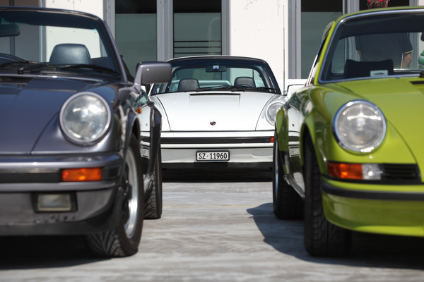 Porsche-Generationen - rechts ein 911 Carrera RS 2.7 - Dolder Classics September 2016