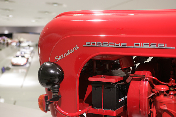Porsche-Traktor im Porsche Museum