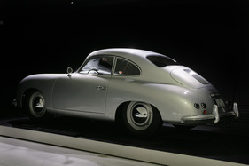 Porsche-Museum - Porsche 356 1500 Coupé (1954) - eines der letzten Fahrzeuge ohne Porsche-Wappen (2010)