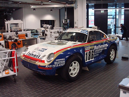 Image: Porsche Museum - in the workshop of the Porsche 959 Paris Dakar (1986) - double success for Porsche in the world's toughest rally