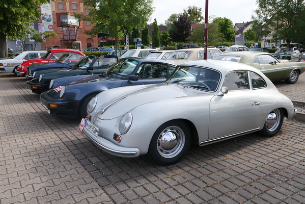 Porsche-Reihe mit 356A von 1956, dahinter ein 930 Turbo von 1982 und ein 911 Targa – Einbecker Oldtimertage 2025