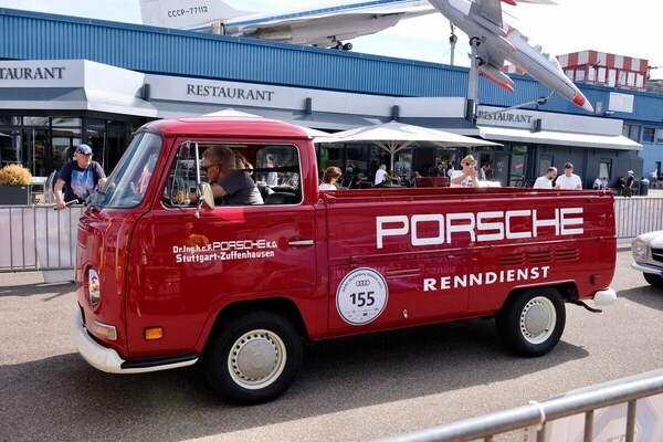 Bild: Porsche-Renntransporter VW T2 Pritsche von 1970 - ADAC Heidelberg Historic 2023