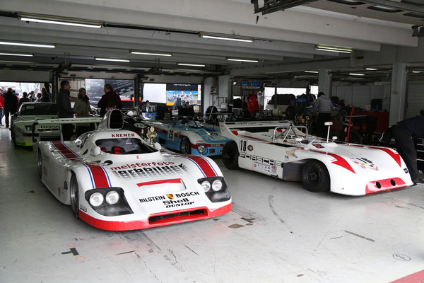 Bild: Porsche Sportwagen in den Boxen - Hockenheim Historic 2016