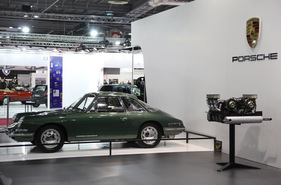 Porsche T7 Prototyp (1959) - ein früher Prototyp, daneben der Sechszylinder auf dem Porsche Stand (Rétromobile 2013)
