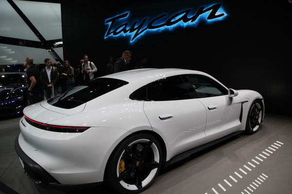 Porsche Taycan (2019) - als Turbo und Turbo S zu haben, aber immer komplett elektrisch - IAA in Frankfurt 2019