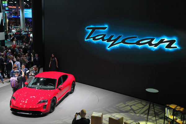 Porsche Taycan (2019) - im Zentrum des Interesses - IAA in Frankfurt 2019