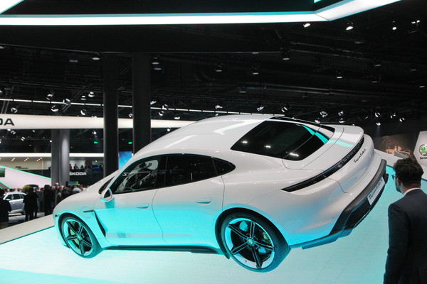 Porsche Taycan (2019) - viel Interessei für den e-Boliden von Porsche - IAA in Frankfurt 2019