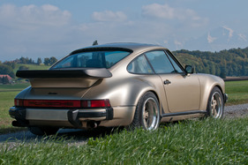 Porsche Turbo (1976) - das Heck wird von den Verbreiterungen und vom Heckflügel geprägt