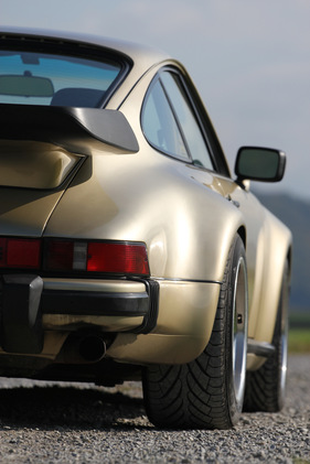 Porsche Turbo (1976) - die grossen Räder füllen die Kotflügel gut aus