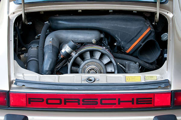 Porsche Turbo (1976) - man sieht nur wenig vom Motor
