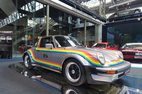 Porsche Turbo bb "Rainbow" (1976) – Das Regenbogendesign wird heute anders interpretiert als in den 1980er-Jahren – German Tuners from the '80s and '90s – Autoworld Brüssel 2025