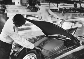 Porsche Typ 356 B (1961) - Blick in den Kofferraum - der Tank wurde beim B-Modell tiefer gelegt und damit Platz für mehr Koffer gewonnen - sichtbar die Schlitze der neuen Belüftungsanlage