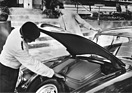 Porsche Typ 356 B (1961) - Blick in den Kofferraum - der Tank wurde beim B-Modell tiefer gelegt und damit Platz für mehr Koffer gewonnen - sichtbar die Schlitze der neuen Belüftungsanlage