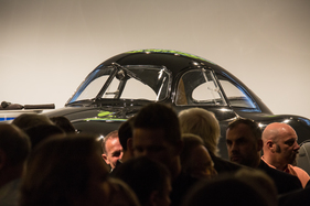 Porsche Typ 64 (1939) - kaum zu sehen hinter dem Publikum