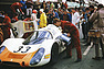 Porsche Typ 908 LH Coupé (1968) - Le Mans 1968 - Auftanken des Porsche Typ 908 LH Coupé von Rolf Stommelen (mit rotem Helm), rechts daneben Ferdinand Piëch (© Porsche AG, 1968) Porsche Typ 908 LH Coupé (1968) - Le Mans 1968 - Auftanken des Porsche Typ 908 LH Coupé von Rolf Stommelen (mit rotem Helm), rechts daneben Ferdinand Piëch (© Porsche AG, 1968)