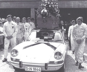 Porsche-Werksfahrerkollegen begleiten Gerhard Mitter am 6. August 1969 auf seinem letzten Weg