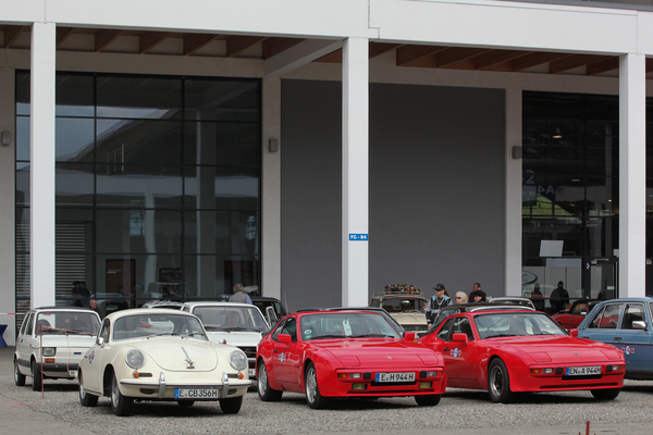 Bild: Porsche damals und etwas später - aber alle mit vier Zylindern - auf dem Besucherparkplatz - Motorworld Classics Bodensee 2019