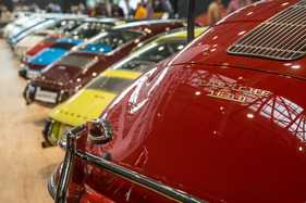 Porsche in Reih' und Glied, im Vordergrund ein 356, dahinter 911-Modelle - Retro Classics Stuttgart 2020