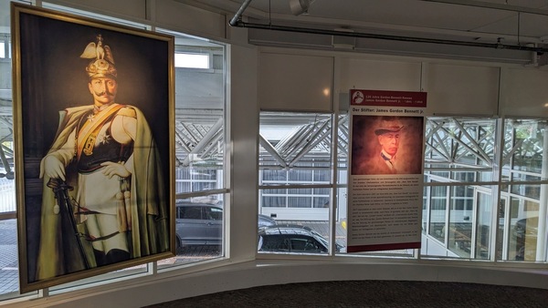 Bild: Portraits Kaiser Wilhelm II. und James Gordon Bennett - zu sehen in der Ausstellung "120 Jahre Gordon-Bennett-Rennen 1904" im Automuseum Central Garage