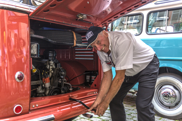 Posieren mit Kurbel fürs Foto. Zum Anlassen bitte den Daumen auf die andere Seite nehmen – Tübingen Classic Oldtimerfestival 2024