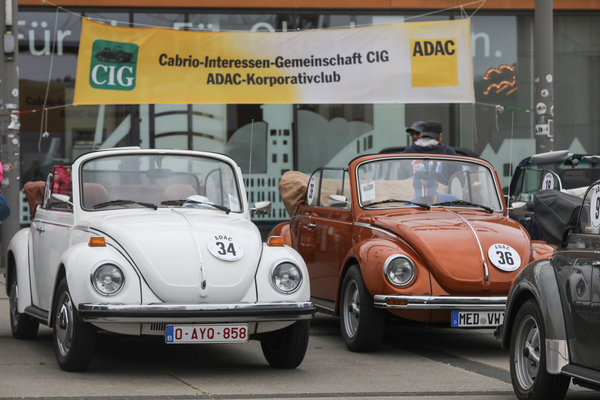 Posieren vor dem Banner der Käfer Cabriol Interessen-Gemeinschaft CIG - Internationales Käfer-Cabrio-Treffen von Deutschland 2025