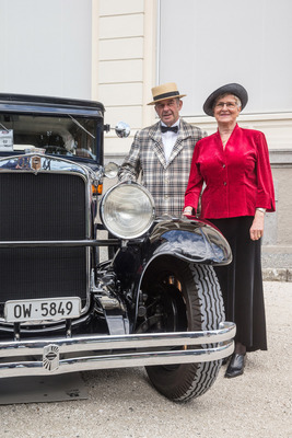 Posiert wurde neben dem Nash, …